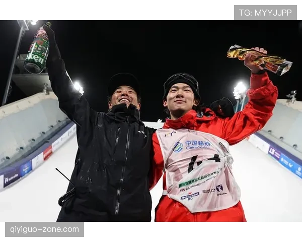 苏翊鸣家里堆满赞助商送的限量球鞋，自己却天天穿训练服靸拖鞋出门