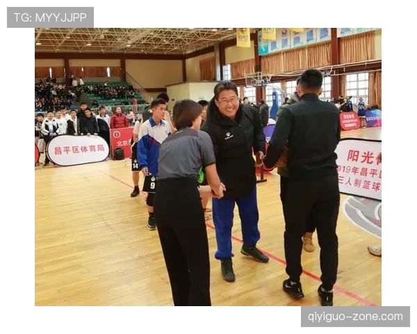 篮球场上裁判意见分歧时如何协商判罚流程？详解操作规则
